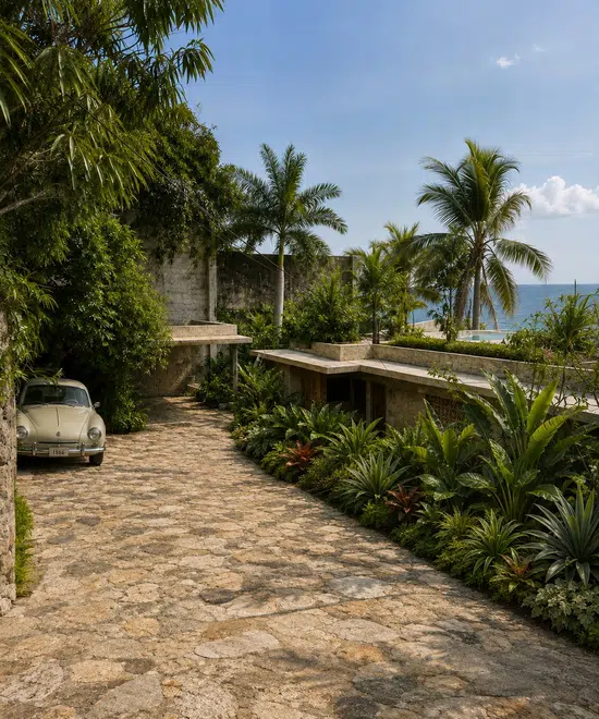 Casa Acapulco: patio tropical con automóvil clásico