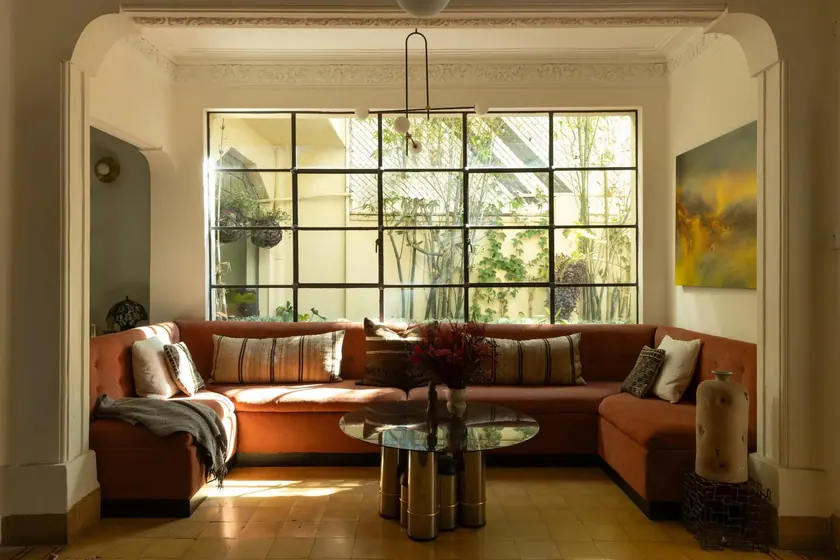 Casa de Reunión: rust sofa living room