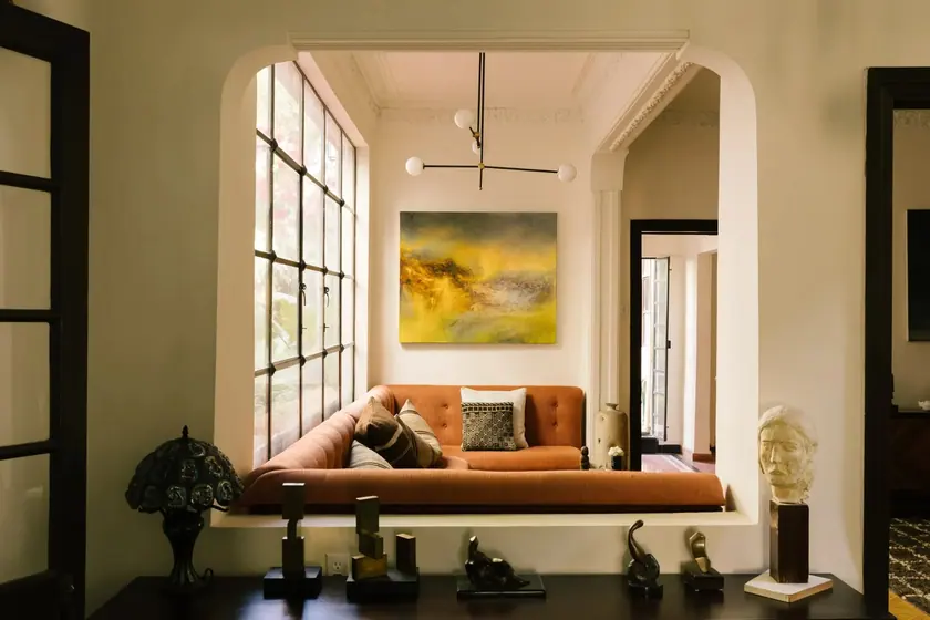 Casa de Reunión: living room through arch