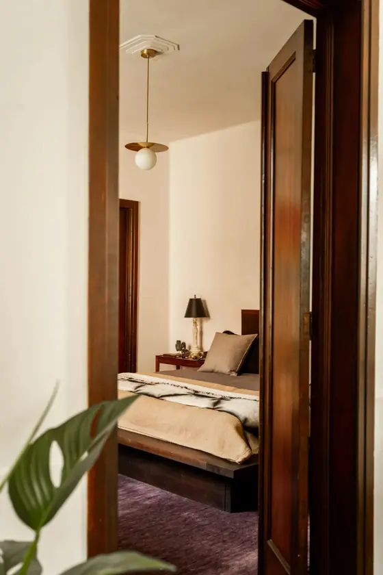Casa de Reunión: bedroom doorway