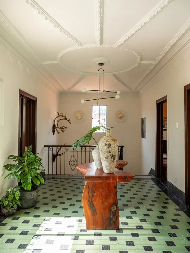 Casa de Reunión: upper hallway original tiles