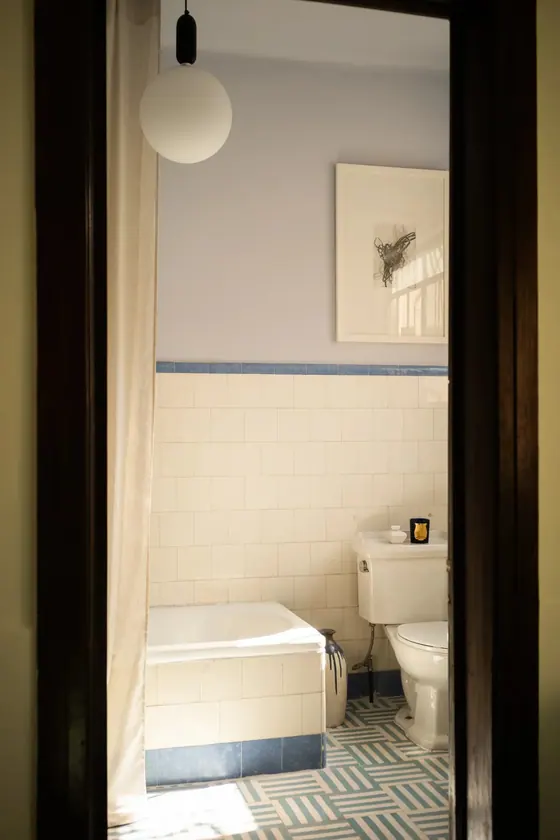 Casa de Reunión: tiled bathroom