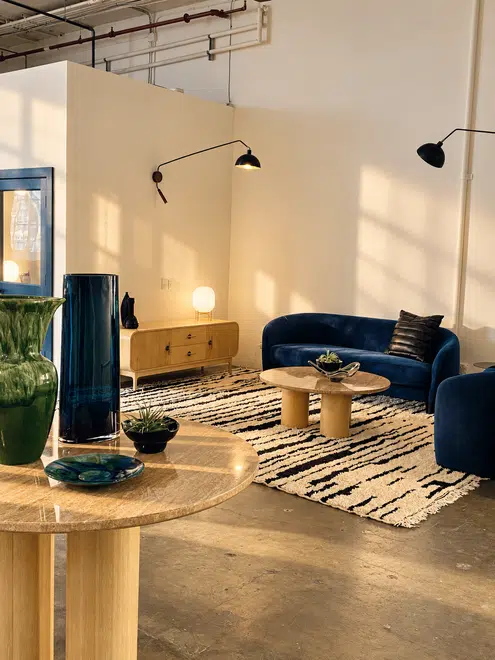 Oficinas Symbiome: sala con terciopelo azul y luz de tarde