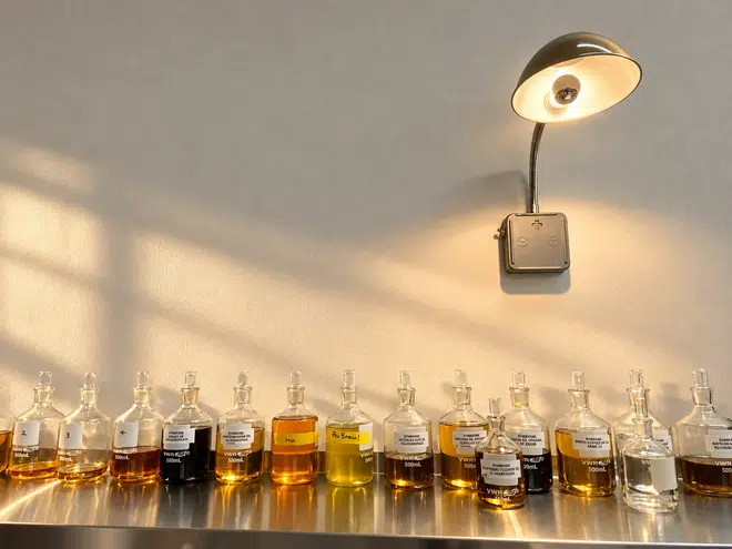 Oficinas Symbiome: frascos de aceites bajo iluminación industrial cálida